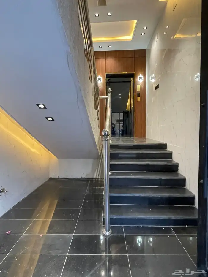 للبيع شقه علويه بسطح ومصعد شغال ابها حى البديع من 480 الف 2