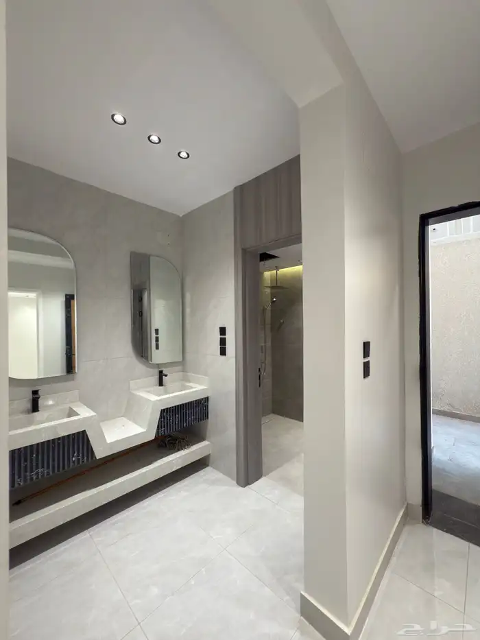 للبيع دور أرضي بتصميم روف 6 غرف خلف أسواق العثيم بالمحالة 14