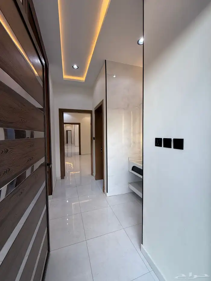 للبيع ارواف علويه بملحق وشقق ارضيه ببايكة سيارة ف حي الراقي 3