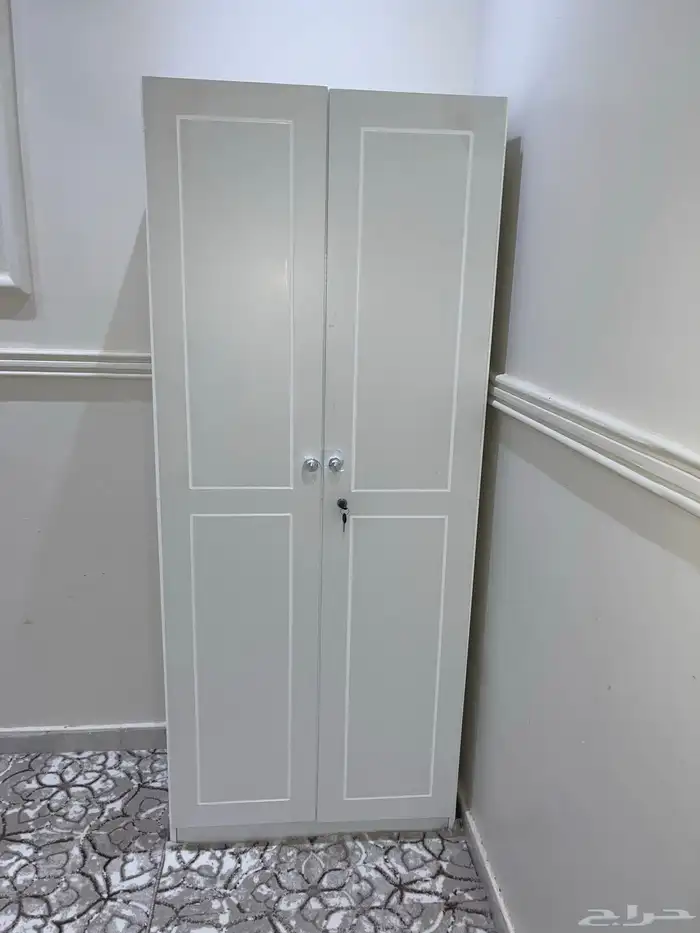 ثلاجة متوسطة الحجم جديدة ودولاب بابين تعليق وتصفيط 2