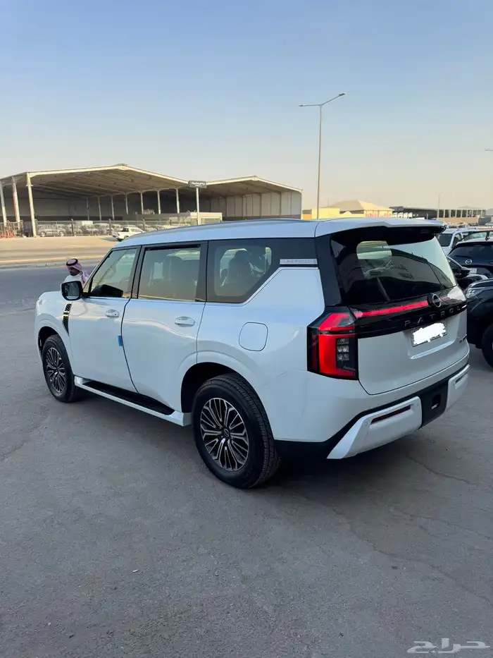 للبيع نيسان باترول بلاتينيوم 2025 - فل كامل -عداد 8 الف فقط 4