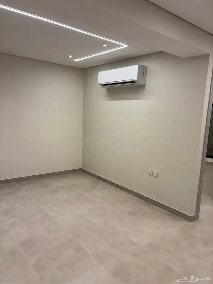 دور ارضي حي الروضه للايجار ويوجد شقتين فوق 3