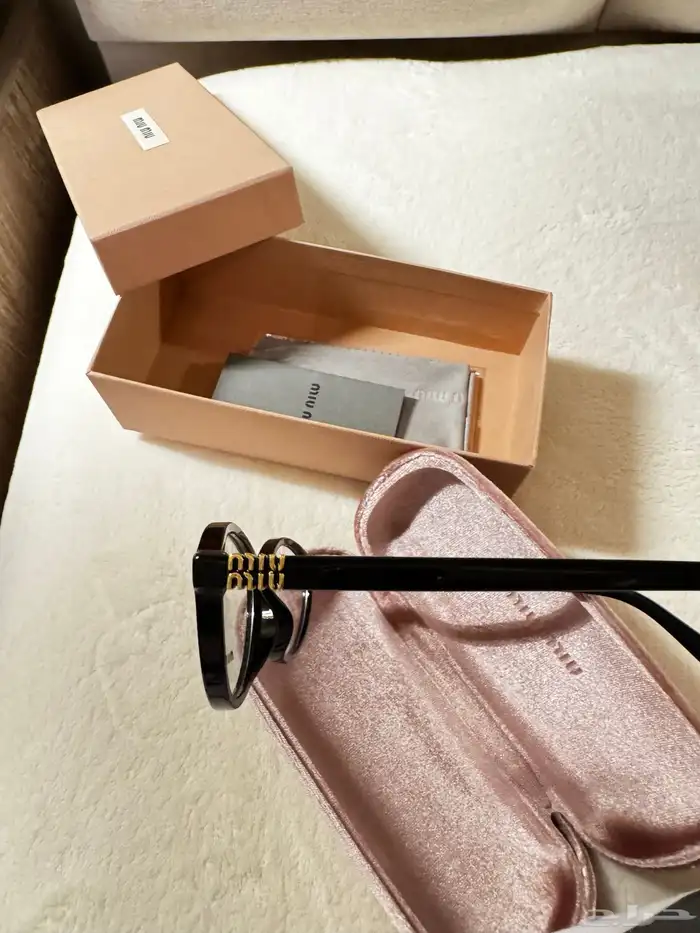 نظارة ميو ميو أصلية 100  سوداء الإطار 2