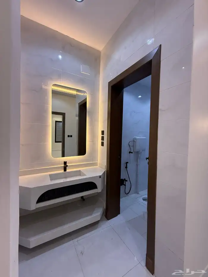 للبيع ارواف علويه بملحق وشقق ارضيه ببايكة سيارة ف حي الراقي 43