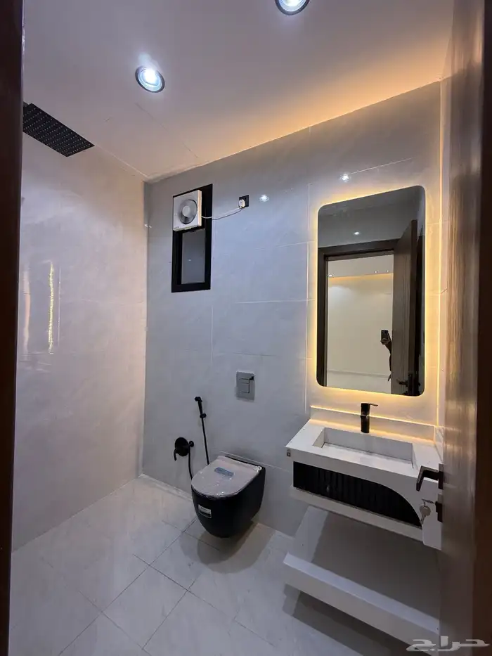 للبيع ارواف علويه بملحق وشقق ارضيه ببايكة سيارة ف حي الراقي 33