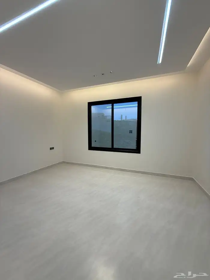 للبيع شقه علويه بمصعد جاهز وسطح خاص ف ابها حي الزهور 15