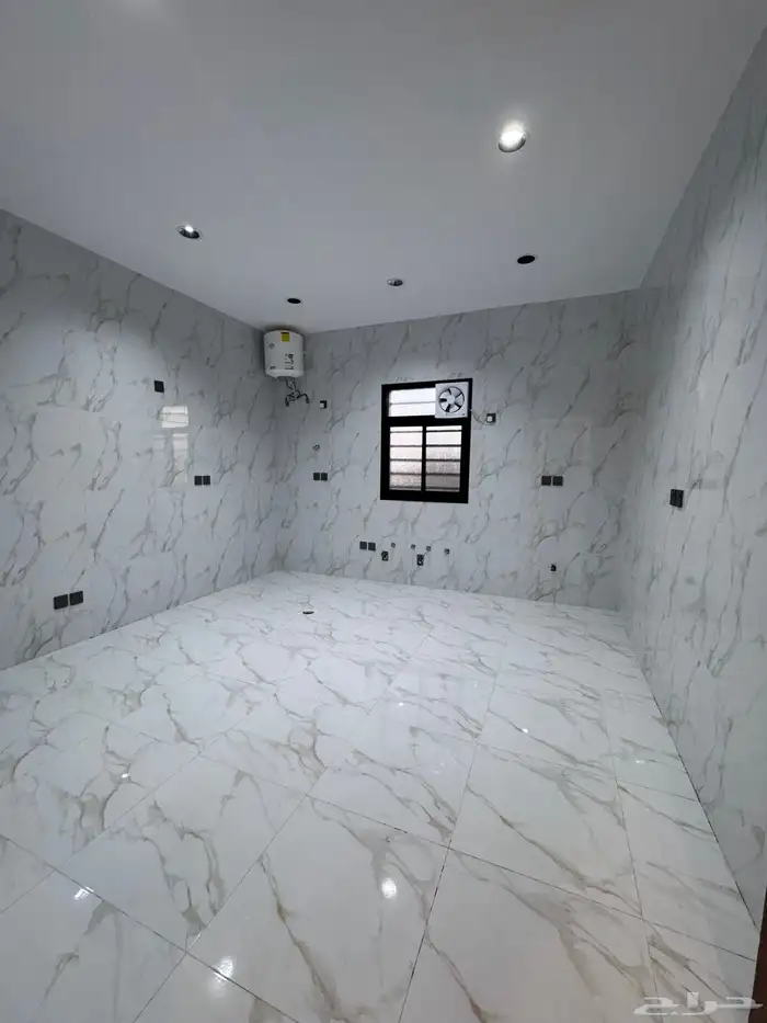 للبيع روف علوى مع ملحق بمدخل سياره مساحه كبيره بالخميس 12