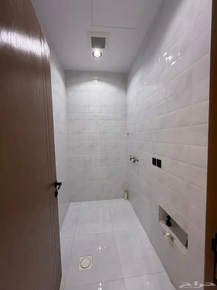 للبيع ارواف علويه بملحق وشقق ارضيه ببايكة سيارة ف حي الراقي 8