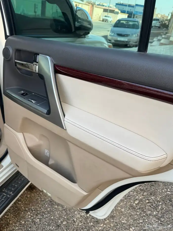 جيب لاندكروزر vxr 2015 11