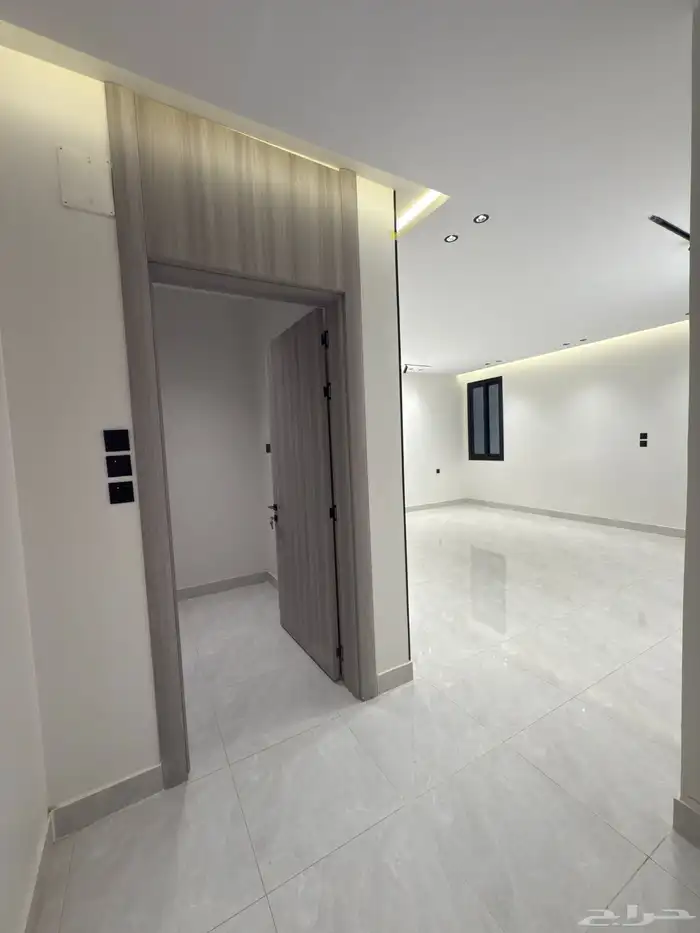 للبيع دور أرضي بتصميم روف 6 غرف خلف أسواق العثيم بالمحالة 7