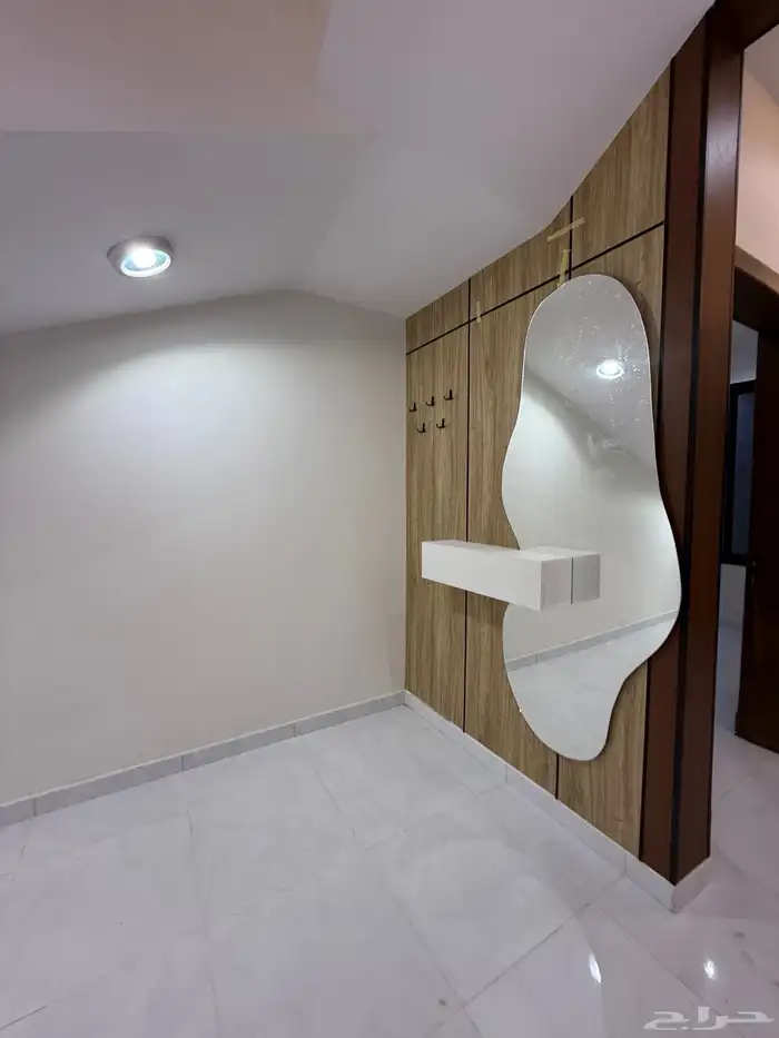 للبيع ارواف علويه بملحق وشقق ارضيه ببايكة سيارة ف حي الراقي 27