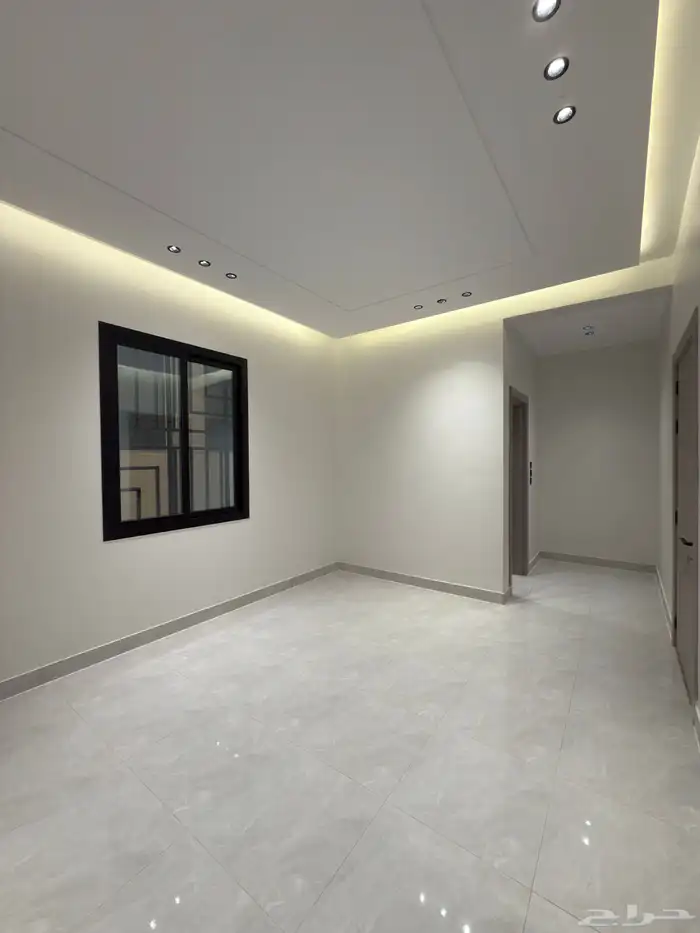 للبيع دور أرضي بتصميم روف 6 غرف خلف أسواق العثيم بالمحالة 26