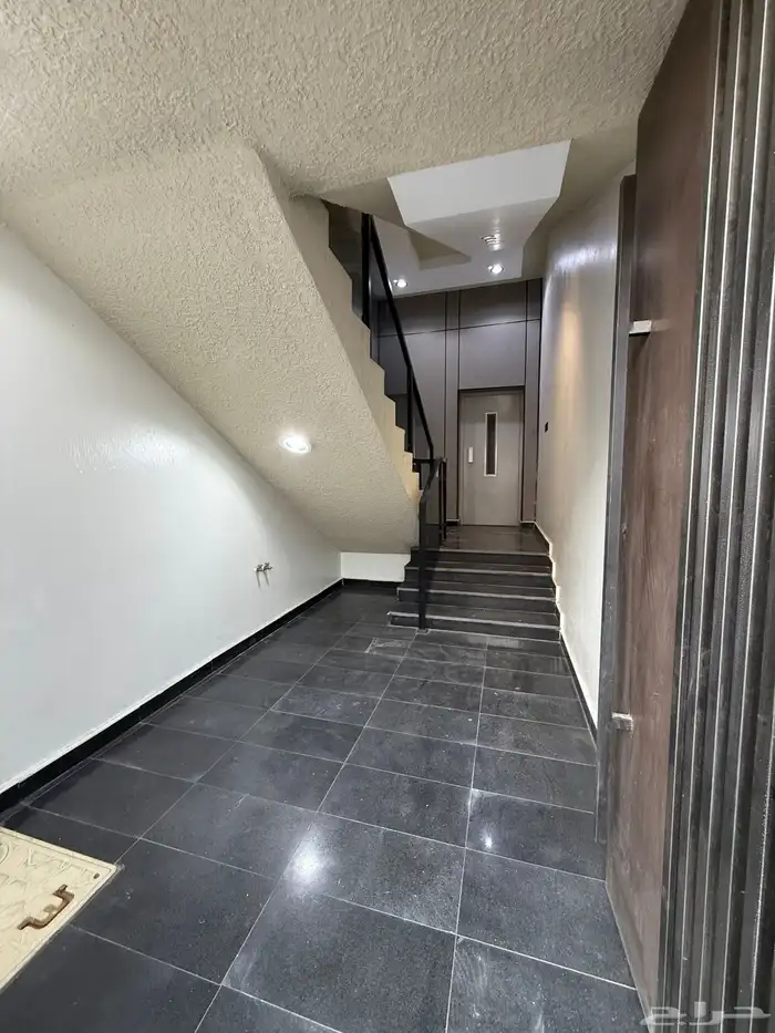 للبيع ارواف علويه بملحق وشقق ارضيه ببايكة سيارة ف حي الراقي 19