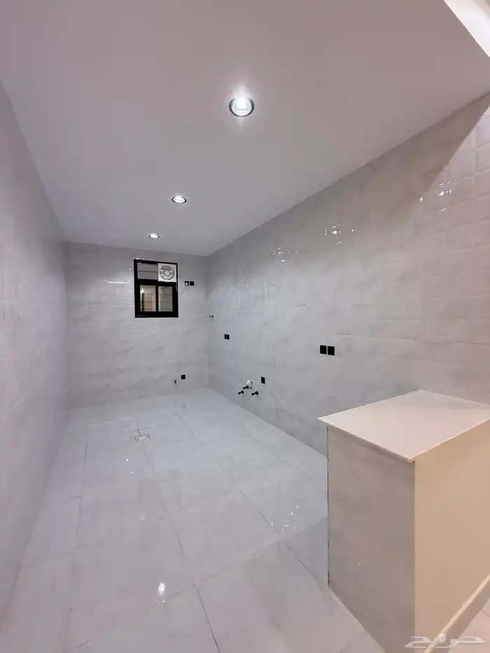 للبيع ارواف علويه بملحق وشقق ارضيه ببايكة سيارة ف حي الراقي 38