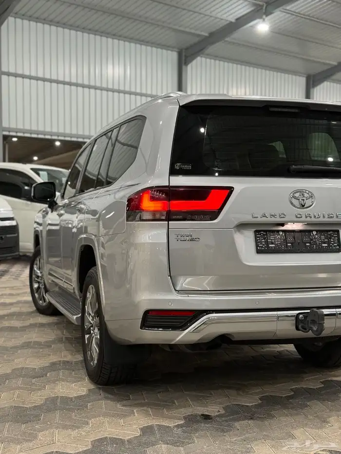 تويوتا لاندكروزر 2024 GXR L4 عداد 34 الف فقط (سعودي) 4