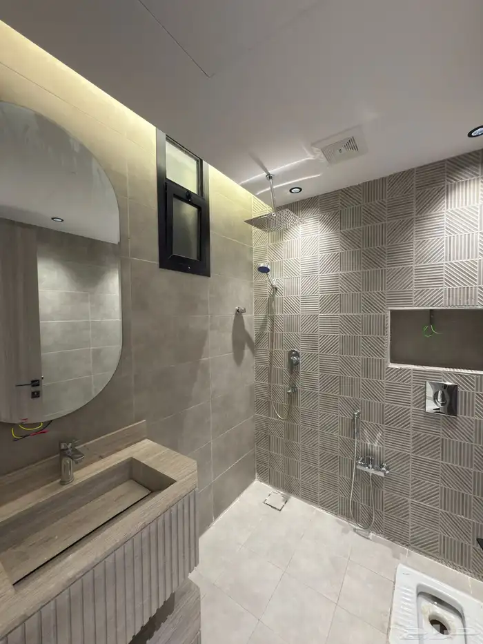 للبيع دور أرضي بتصميم روف 6 غرف خلف أسواق العثيم بالمحالة 21