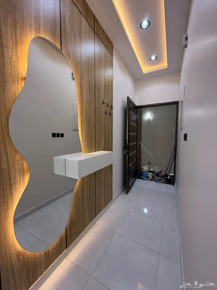 للبيع ارواف علويه بملحق وشقق ارضيه ببايكة سيارة ف حي الراقي 10