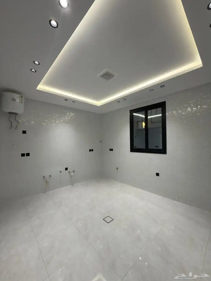 للبيع دور أرضي بتصميم روف 6 غرف خلف أسواق العثيم بالمحالة 18