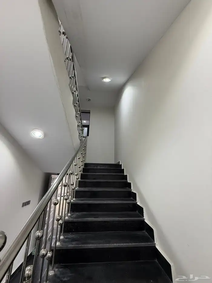 للبيع شقق ارضيه وشقق علويه ف ابها قرطبه مقابل مبني الاذاعه 22