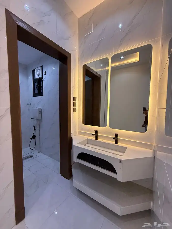 للبيع ارواف علويه بملحق وشقق ارضيه ببايكة سيارة ف حي الراقي 30