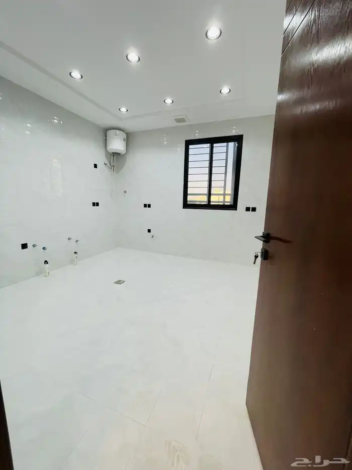 للبيع روف علوي مع ملحق درج خارجي فقط 9 غرف وسط جميع الخدمات 14