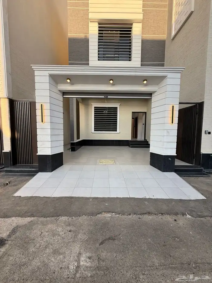 للبيع ارواف علويه بملحق وشقق ارضيه ببايكة سيارة ف حي الراقي 1