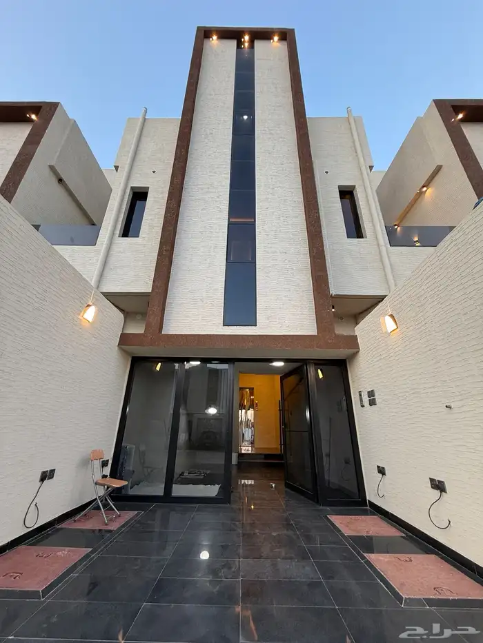 للبيع شقه علويه بمصعد جاهز وسطح خاص ف ابها حي الزهور 1