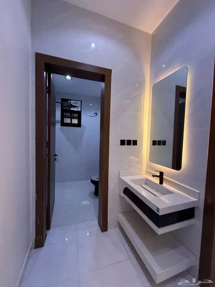 للبيع ارواف علويه بملحق وشقق ارضيه ببايكة سيارة ف حي الراقي 41