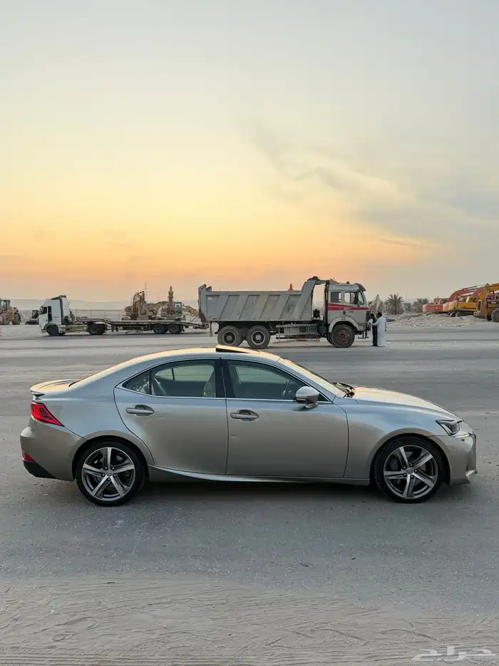 لكزس is350 2017 9