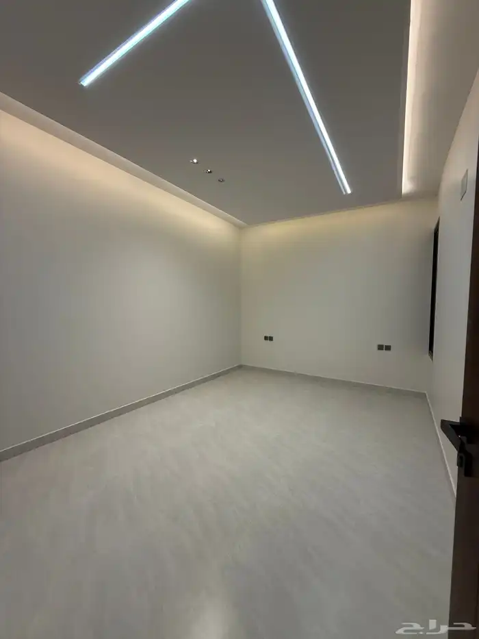 للبيع شقه علويه بمصعد جاهز وسطح خاص ف ابها حي الزهور 13