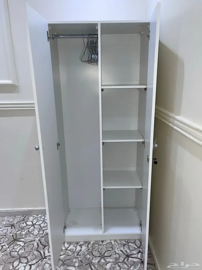 ثلاجة متوسطة الحجم جديدة ودولاب بابين تعليق وتصفيط 3