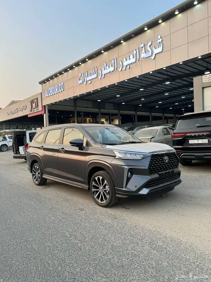 تويوتا فيلوز 4 سلندر موديل 2025 جديد فقط لون رمادي 0