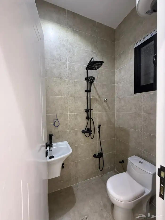 للبيع شقق ارضيه وشقق علويه ف ابها قرطبه مقابل مبني الاذاعه 17