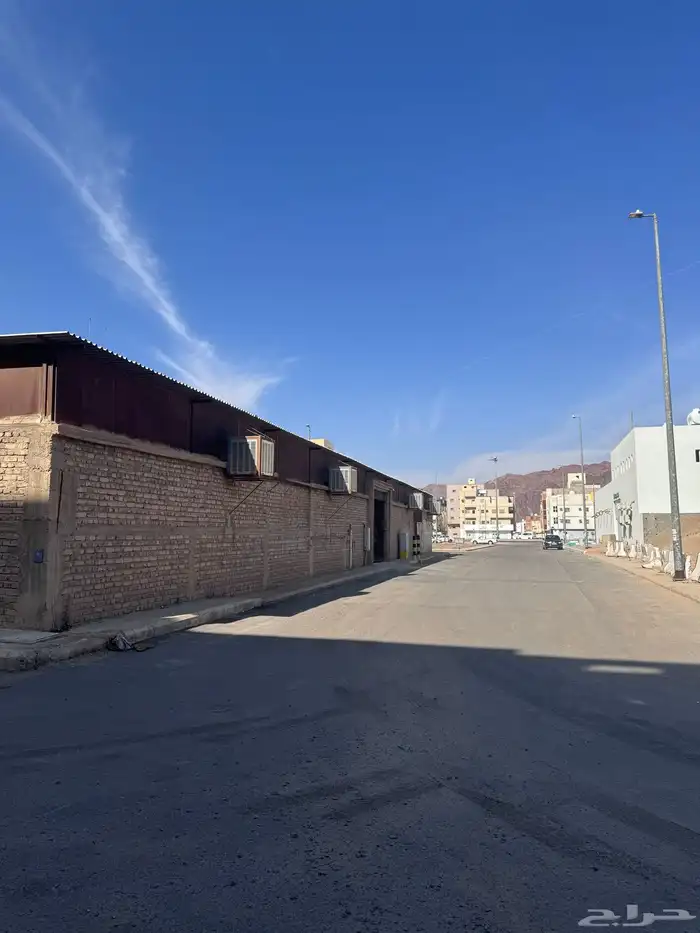 ارض 900م مقام عليها حوش للبيع في حي بني عبدالاشهل 1