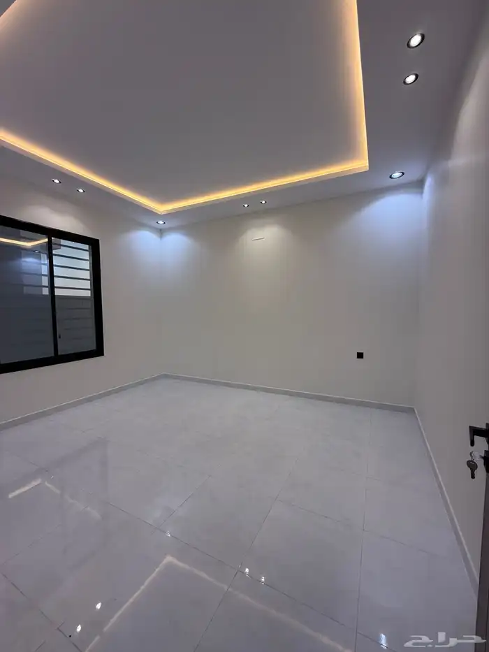 للبيع ارواف علويه بملحق وشقق ارضيه ببايكة سيارة ف حي الراقي 40