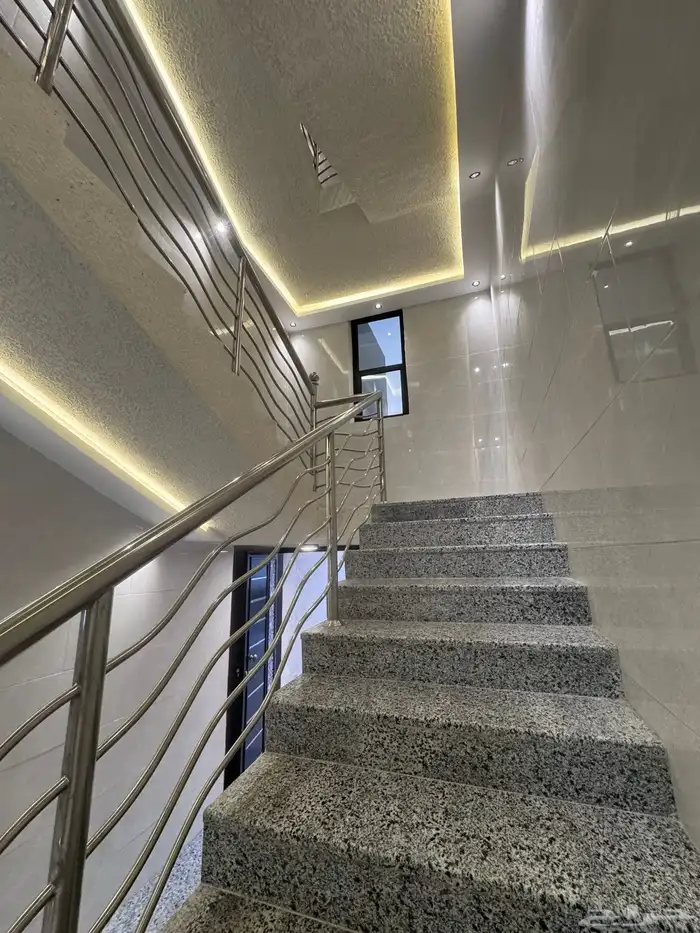 للبيع دور ثانى مع سطح مدخل مستقل مصعد مستقل من 600 الف ابها 5