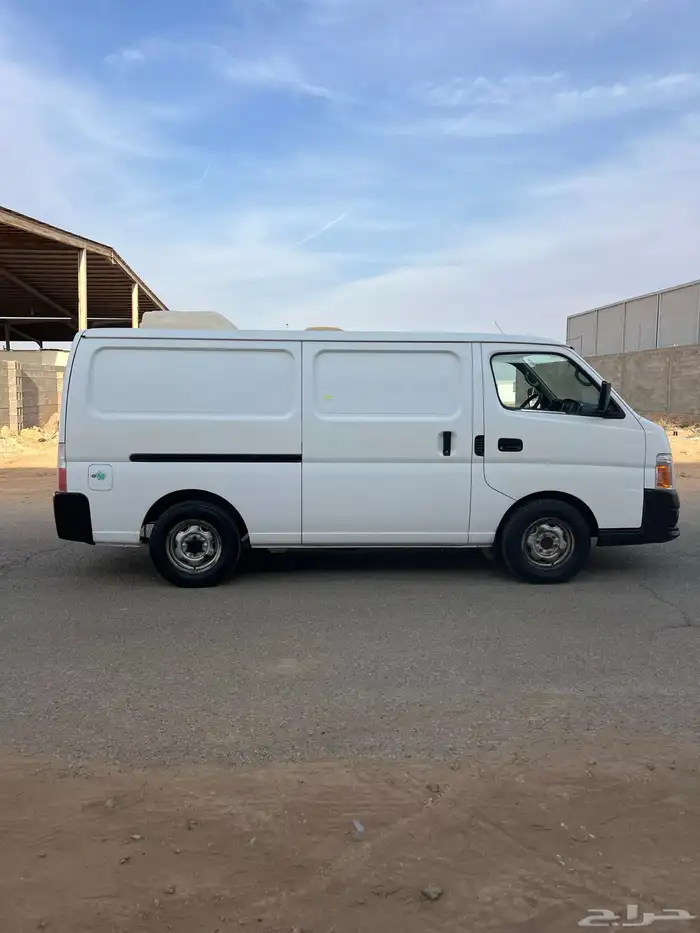 باص نيسان ثلاجه عداد 33 ألف فقط 0