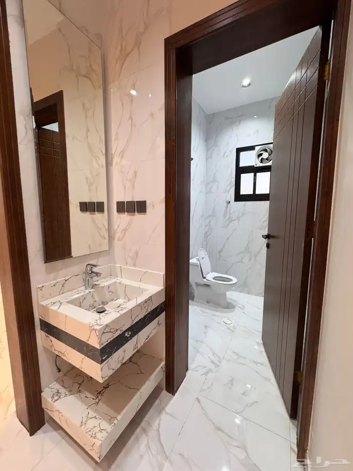 للبيع روف علوى مع ملحق بمدخل سياره مساحه كبيره بالخميس 21