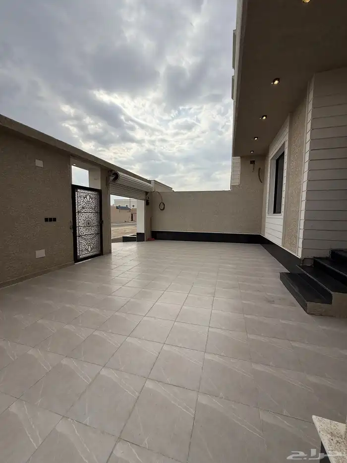 للبيع شقق ارضيه ببايكة سيارة شقق علويه بملحق ابها حي الزهور 3