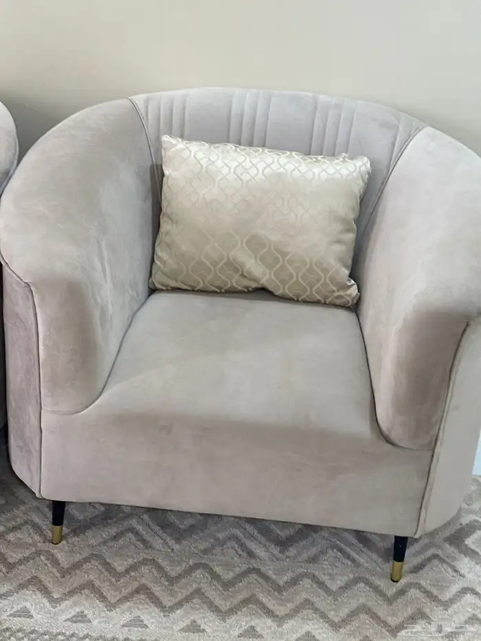 كنب اخو الجديد فيه وحده فيها كسر بسيط 0