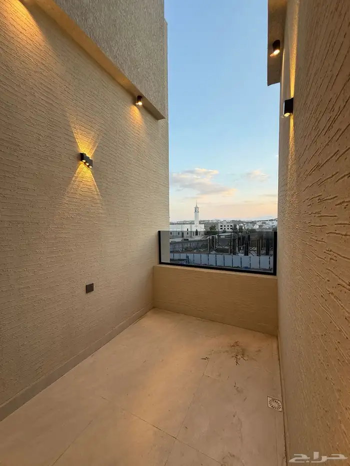 للبيع شقه علويه بمصعد جاهز وسطح خاص ف ابها حي الزهور 6