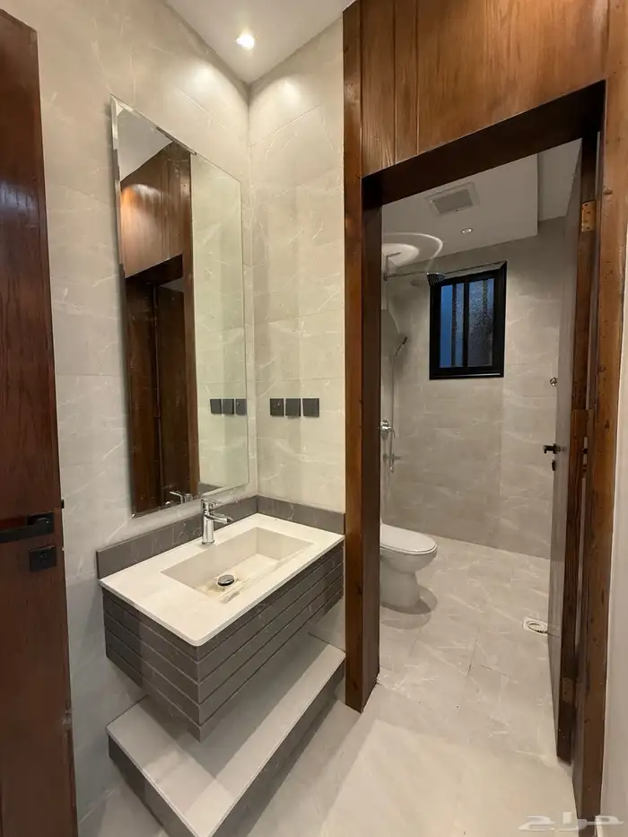 للبيع شقه علويه بمصعد جاهز وسطح خاص ف ابها حي الزهور 16