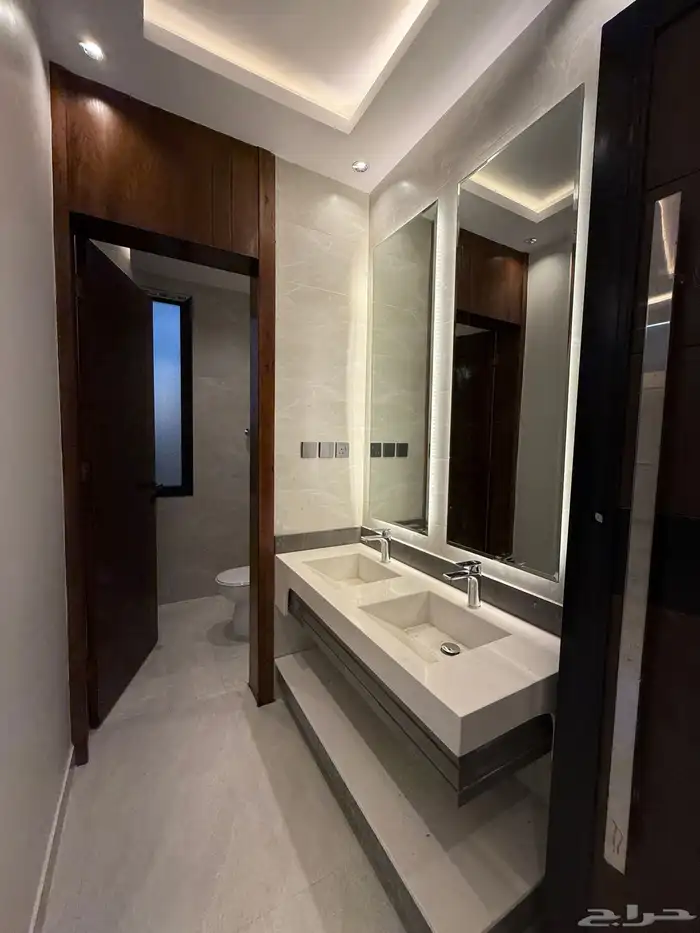 للبيع شقه علويه بمصعد جاهز وسطح خاص ف ابها حي الزهور 5