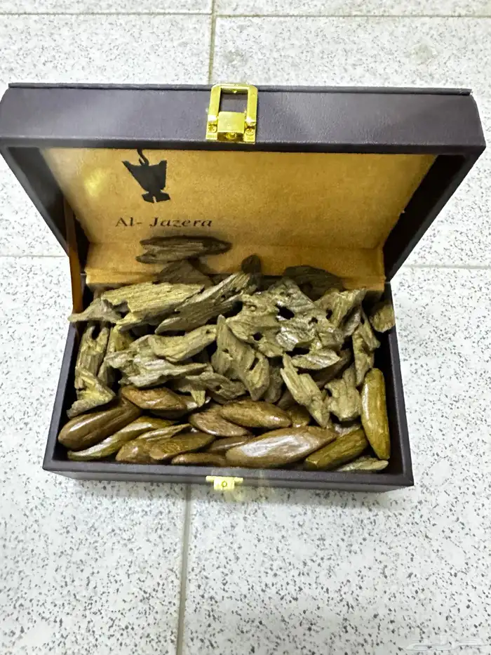 بشوت وهدايا اطقم طيب وعود وسيوف للبيع جملة او تفريد 23