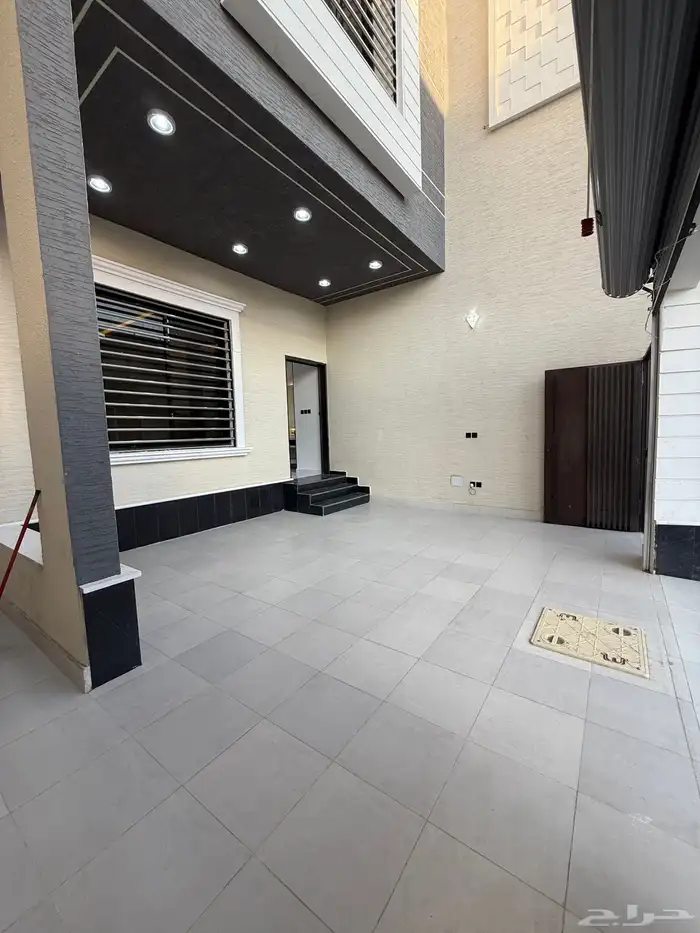 للبيع ارواف علويه بملحق وشقق ارضيه ببايكة سيارة ف حي الراقي 2