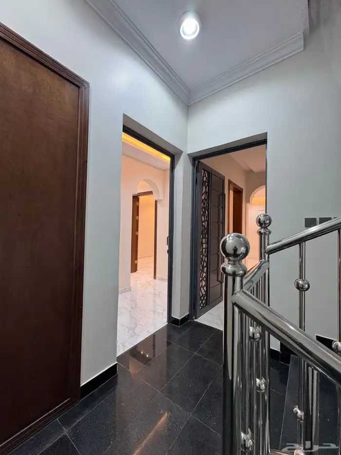 للبيع روف علوى مع ملحق بمدخل سياره مساحه كبيره بالخميس 5