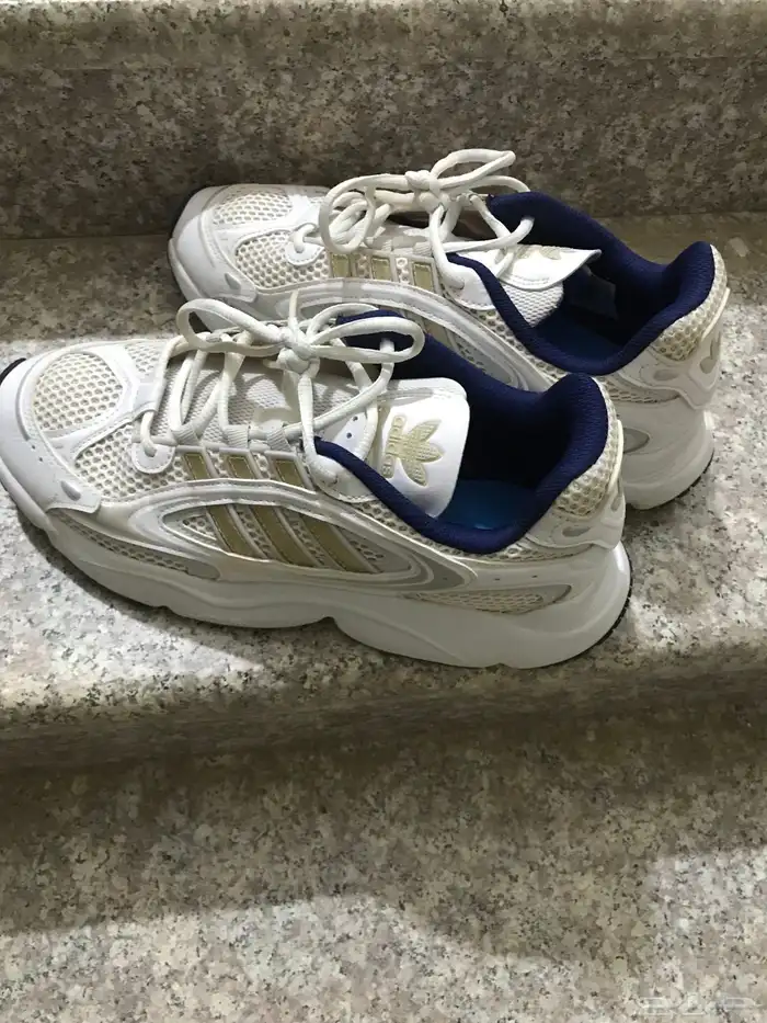 يوجد لدي جزمات ادداس نظيفه شبه جديدة 1