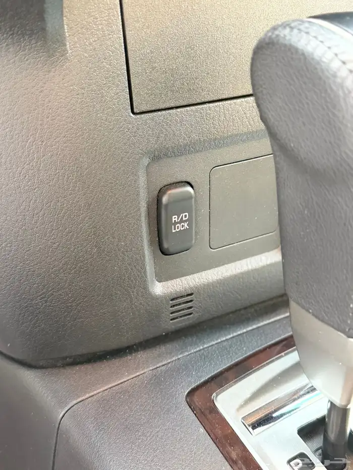 ميستوبيشي باجيرو 2020-فل كامل علامات ذهبيه عداد 35 الف فقط 24