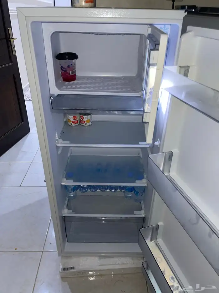 ثلاجة متوسطة الحجم جديدة ودولاب بابين تعليق وتصفيط 1