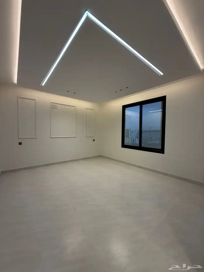 للبيع شقه علويه بمصعد جاهز وسطح خاص ف ابها حي الزهور 7